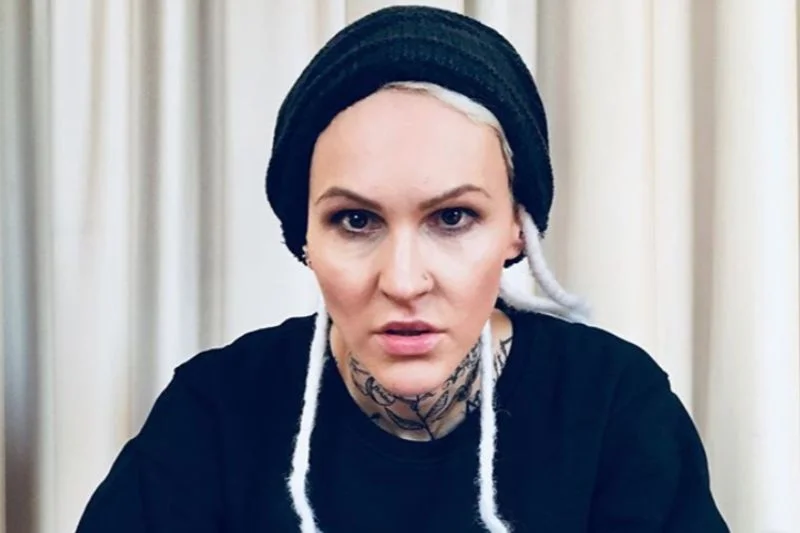 Agnieszka Chylińska wytatuowała napis "LOVE ME" na twarzy.