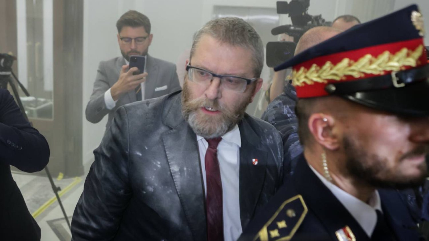 Grzegorz Braun ukarany za incydent z gaśnicą. Sejm zdecydował