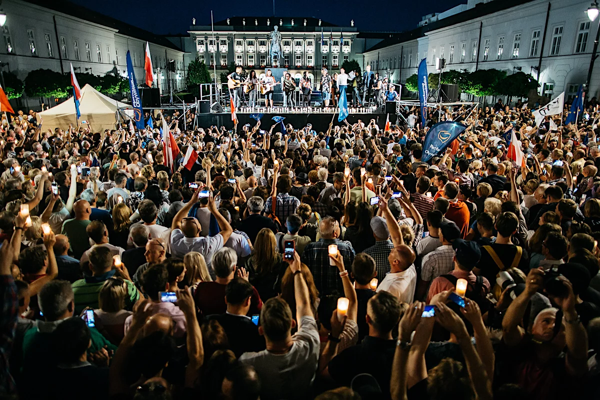 Słychać było także piosenki, które kojarzą się z odzyskiwaniem przez Polskę wolności. 30 lat temu.