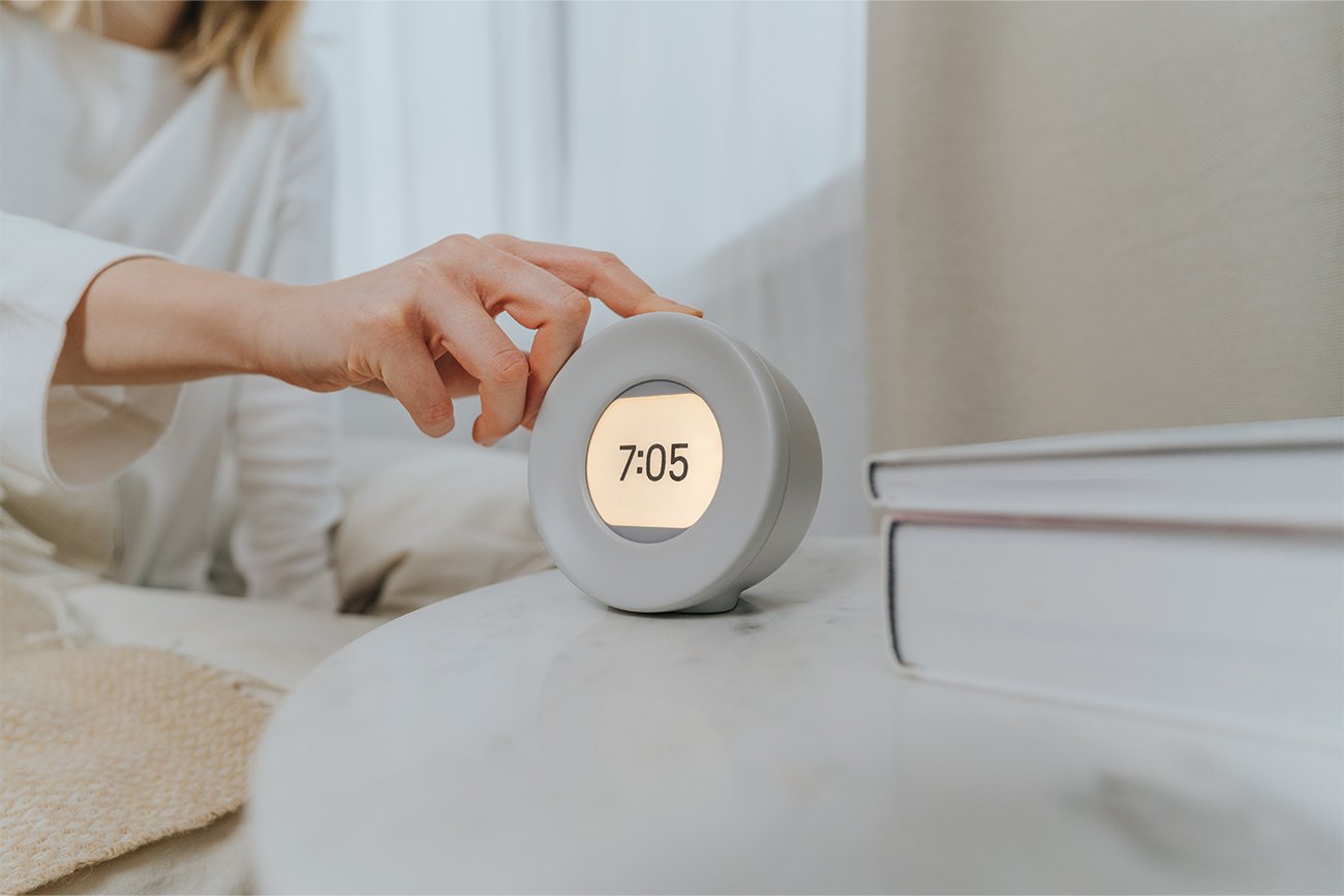 Użytkowanie smartfona w godzinach wieczornych i nocnych negatywnie wpływa na jakość naszego snu. O tej porze lepiej zastąpić go budzikiem z elektronicznym lub analogowym wyświetlaczem. Wysokiej klasy modele (Harmony i Bell) oferuje polska firma Mudita