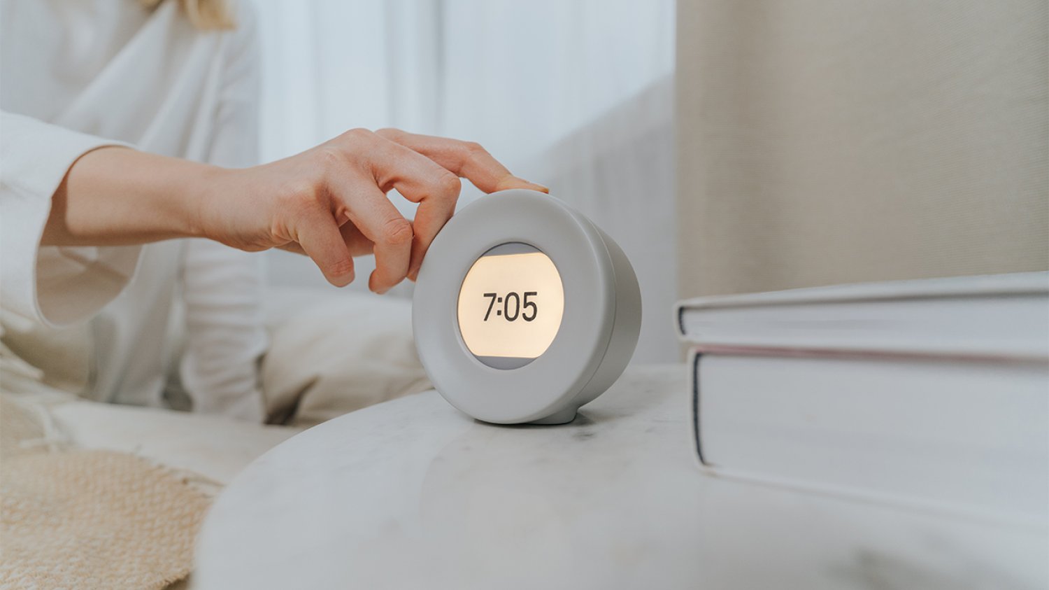 Użytkowanie smartfona w godzinach wieczornych i nocnych negatywnie wpływa na jakość naszego snu. O tej porze lepiej zastąpić go budzikiem z elektronicznym lub analogowym wyświetlaczem. Wysokiej klasy modele (Harmony i Bell) oferuje polska firma Mudita