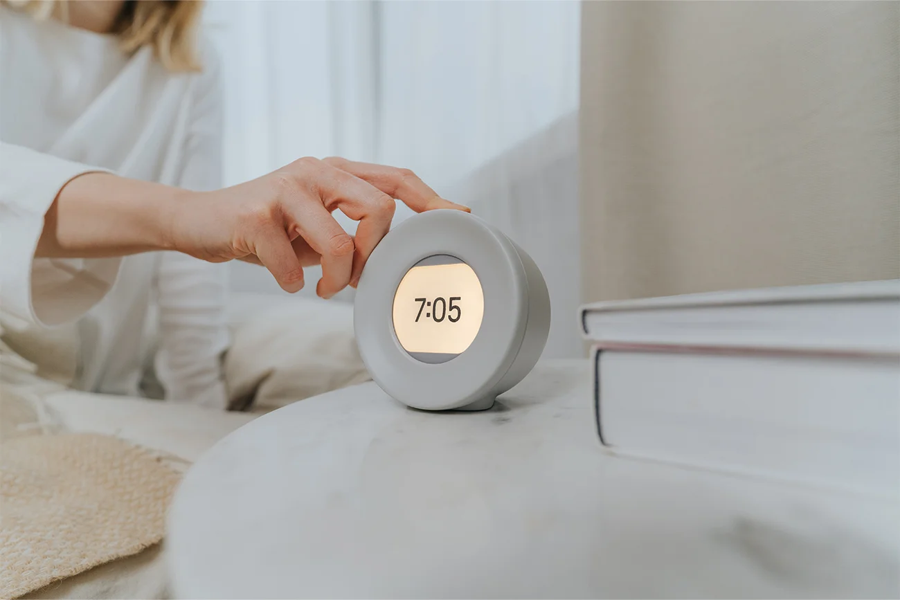 Użytkowanie smartfona w godzinach wieczornych i nocnych negatywnie wpływa na jakość naszego snu. O tej porze lepiej zastąpić go budzikiem z elektronicznym lub analogowym wyświetlaczem. Wysokiej klasy modele (Harmony i Bell) oferuje polska firma Mudita