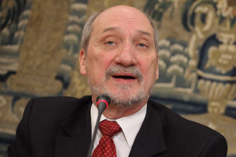 Aleksander Makowski powiedział w TVP.Info, że Antoni Macierewicz "zna się na wywiadzie jak świnia na gwiazdach"