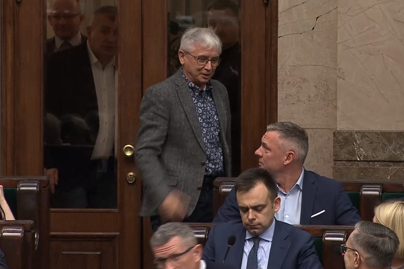 Wiemy, kto wtargnął na salę plenarną. To jego musiał przepędzić Hołownia.