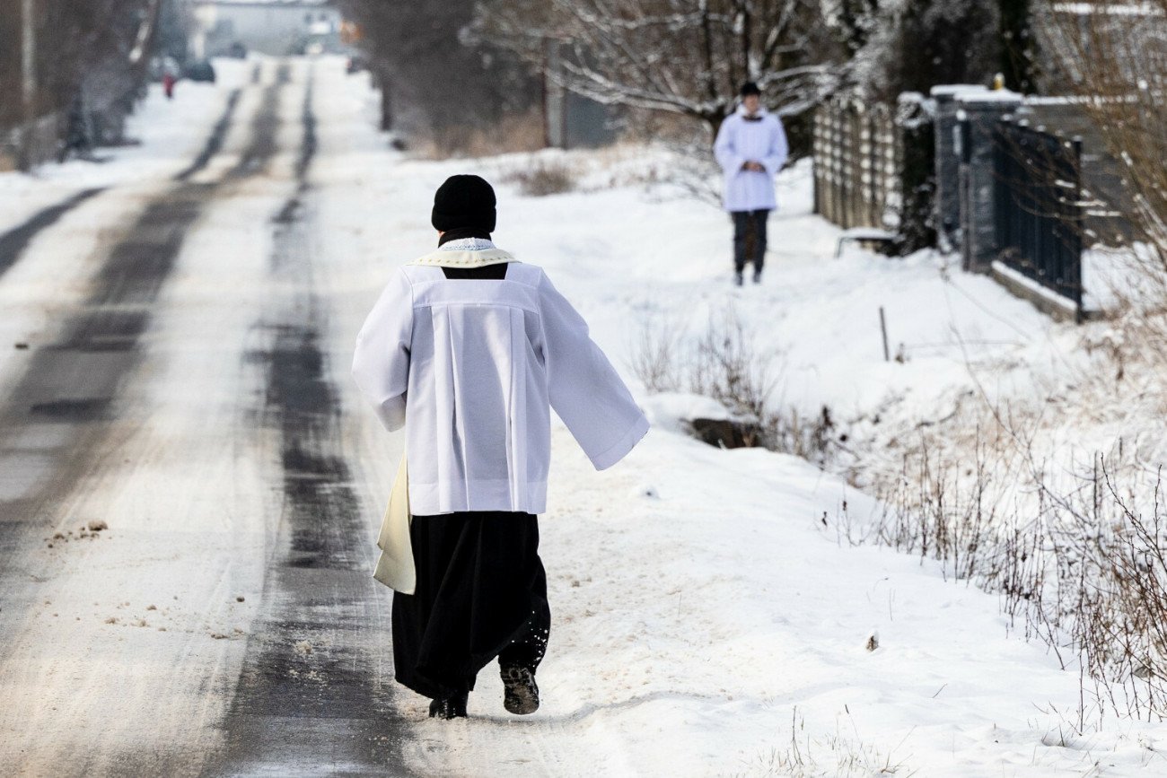 Parafie wprowadzają nowe zasady dotyczące kolędy. Wierni muszą... przynieść zaproszenie Chcesz przyjąć księdza po kolędzie? Tu wierni muszą przynieść zaproszenie