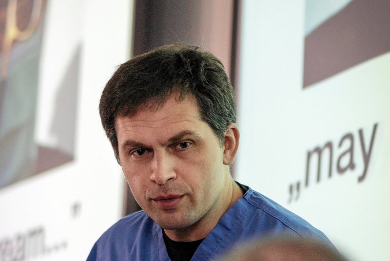 Prof. dr med. Michał Zembala, koordynator oddziału kardiochirurgii, transplantacji serca i płuc oraz mechanicznego wspomagania krążenia, Śląskie Centrum Chorób Serca w Zabrzu, Pomorski Uniwersytet Medyczny w Szczecinie