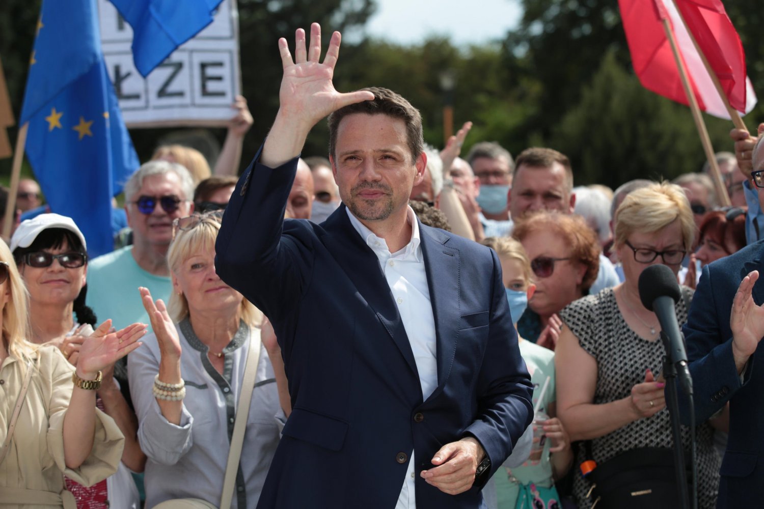 Rafał Trzaskowski minimalnie prowadzi z Andrzejem Dudą przed II turą wyborów prezydenckich w sondażu Kantara dla Fundacji Pole Dialogu.