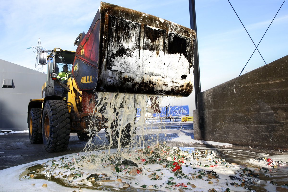 Norwescy celnicy niszczą alkohol z przemytu.