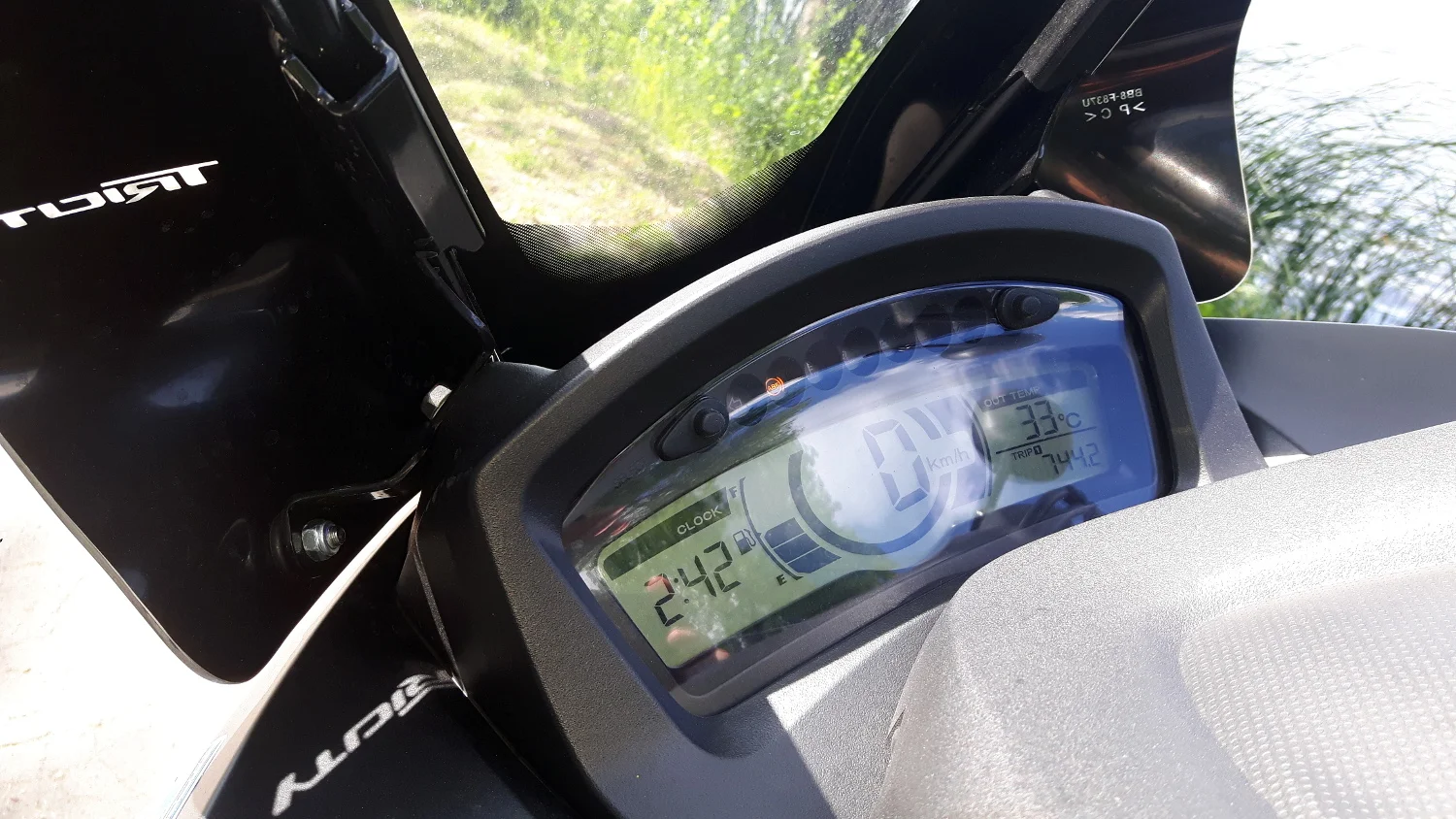 Elektroniczne zegary są bardzo czytelne nawet w ostrym słońcu.