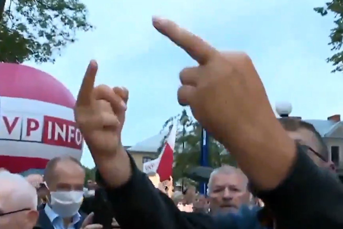 Fani Andrzeja Dudy wulgarnie zaatakowali grupkę zwolenników kandydata Koalicji Obywatelskiej Rafała Trzaskowskiego.
