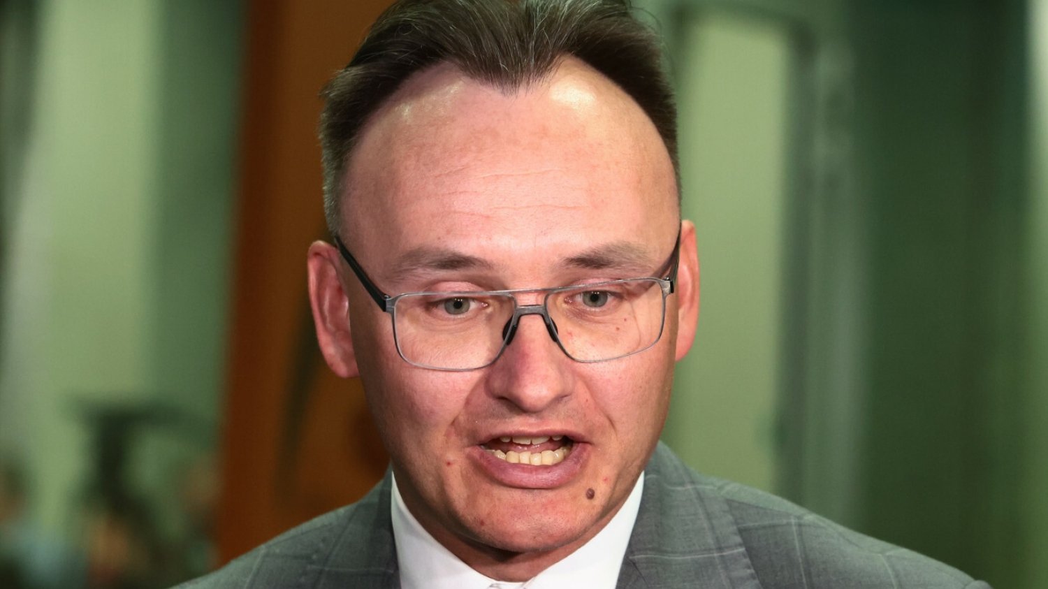 Awantura na komisji śledczej. Dziwne zachowanie Mikołaja Pawlaka.