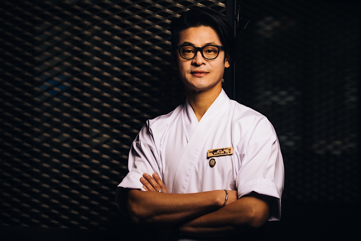 Alon Thon urodził się w Japonii, ale od lat mieszka i pracuje w Polsce. W 2015 został mistrzem świata w sushi