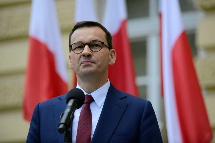 Kancelaria Morawieckiego przypomniała o akcji związanej z biało-czerwonymi flagami.