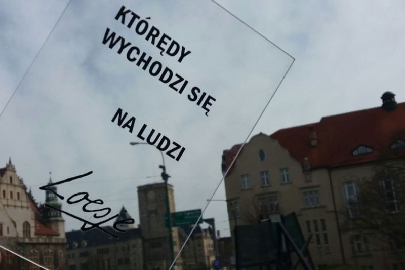 "Którędy wychodzi się na ludzi" – jeden z tekstów stworzonych na warsztatach Loesje, zdjęcie zrobione w Poznaniu