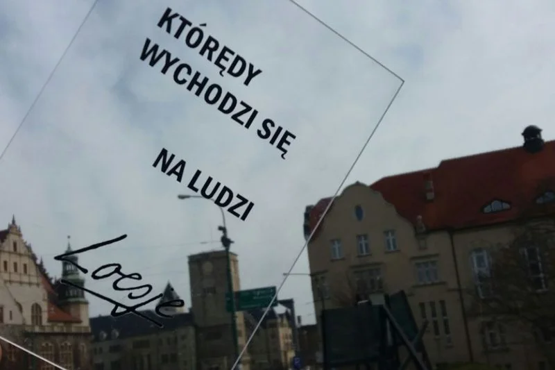 "Którędy wychodzi się na ludzi" – jeden z tekstów stworzonych na warsztatach Loesje, zdjęcie zrobione w Poznaniu
