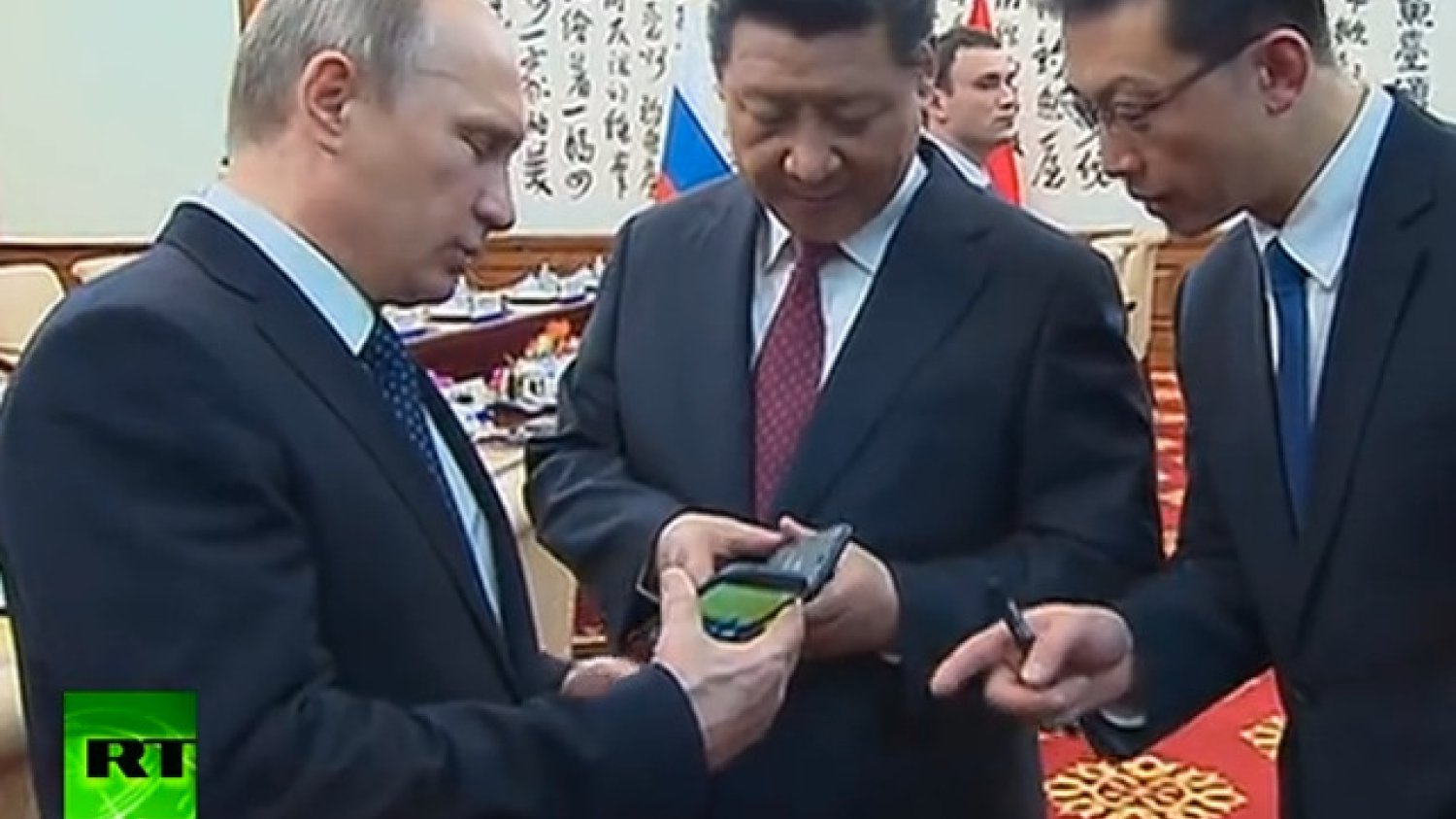 Władimir Putin pokazuje YotaPhone'a prezydentowi Chin  Xi Jinpingowi (w środku)