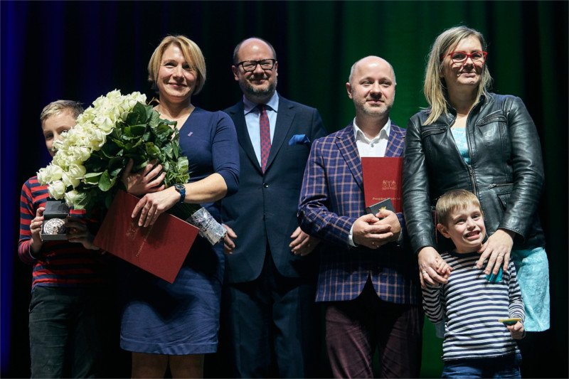 Paweł Adamowicz wręczył nagrodę Dorocie Zabłudowskiej w grudniu ubiegłego roku.