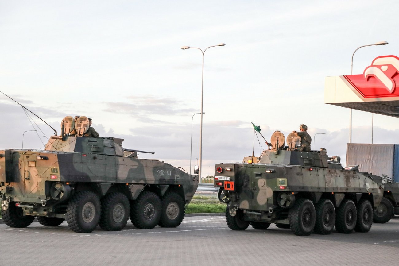 Czołgi jadące na wschód sfotografowano na stacji Orlen.