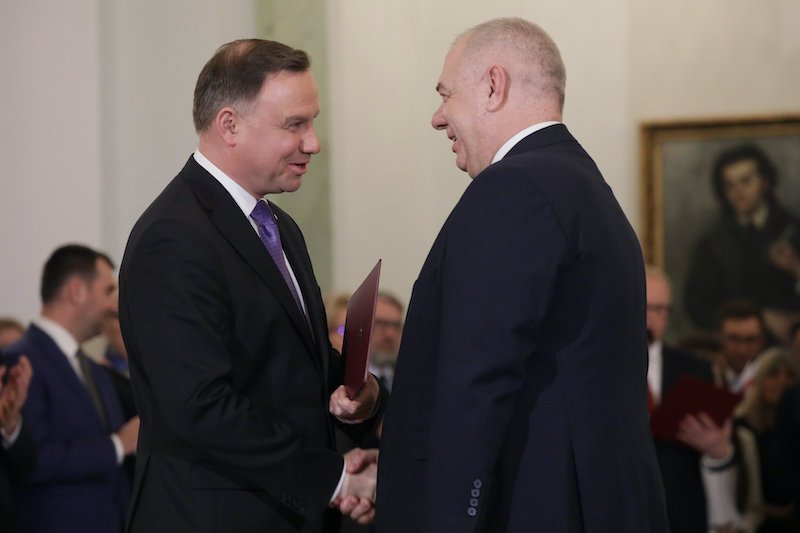 Prezydent Andrzej Duda i minister Jacek Sasin. Jeden kandyduje na prezydenta z poparciem PiS, drugi to członek rządu PiS, który bezprawnie organizuje głosowanie 10 maja.