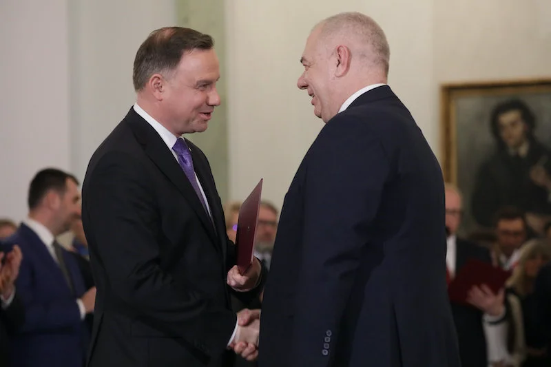 Prezydent Andrzej Duda i minister Jacek Sasin. Jeden kandyduje na prezydenta z poparciem PiS, drugi to członek rządu PiS, który bezprawnie organizuje głosowanie 10 maja.