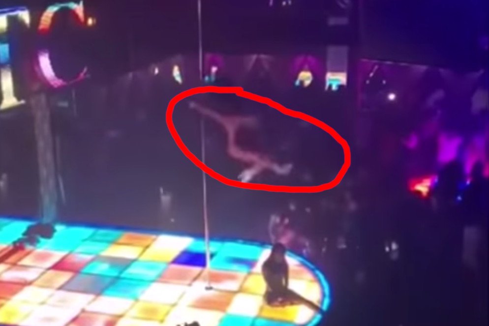 Tancerka spadła z kilkumetrowej rury.