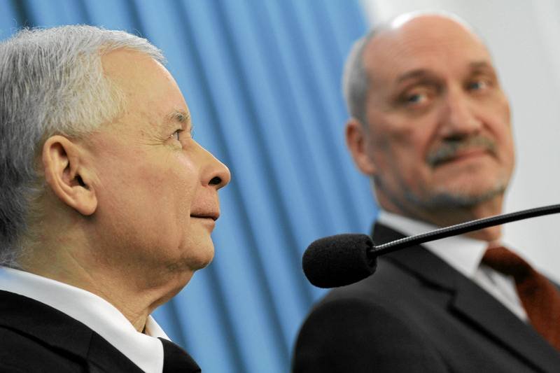 Jarosław Kaczyński na razie broni Antoniego Macierewicza. Inni posłowie PiS krytykują jednak partyjnego kolegę za forsowanie teorii zamachu