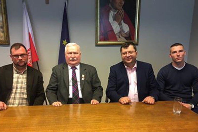 Flirt ze Zbigniewem Stonogą może bardzo mocno zaszkodzić wizerunkowi Lecha Wałęsy.