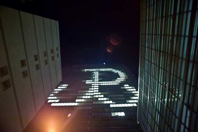 "Kotwica" wyświetlona na biurowcu podczas obchodów Powstania Warszawskiego