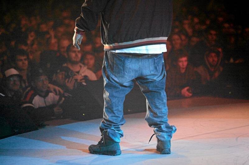 Nisko opuszczone spodnie w stylu hip-hop