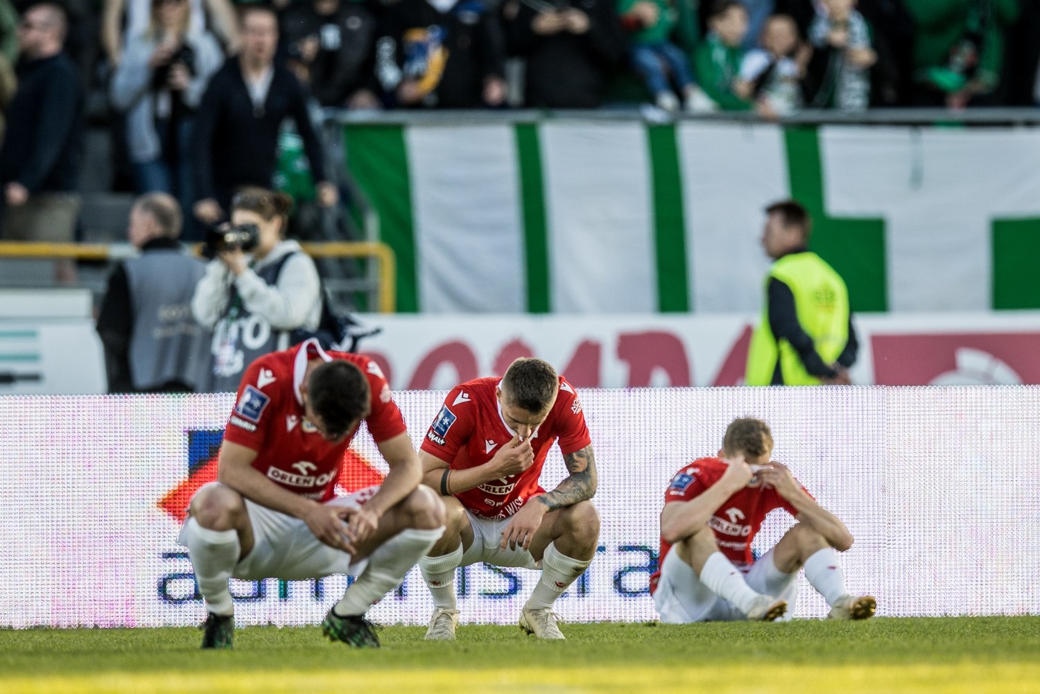 Wisła Kraków spadła z PKO Ekstraklasy po 26 latach. Klub wciąż zmaga się z poważnym kryzysem