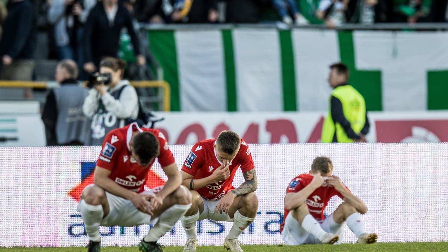 Wisła Kraków spadła z PKO Ekstraklasy po 26 latach. Klub wciąż zmaga się z poważnym kryzysem
