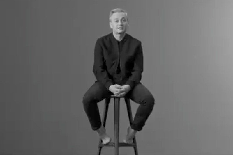 Robert Biedroń opowiada przed kamerą, jak matka zareagowała, gdy dowiedziała się, że jest gejem.