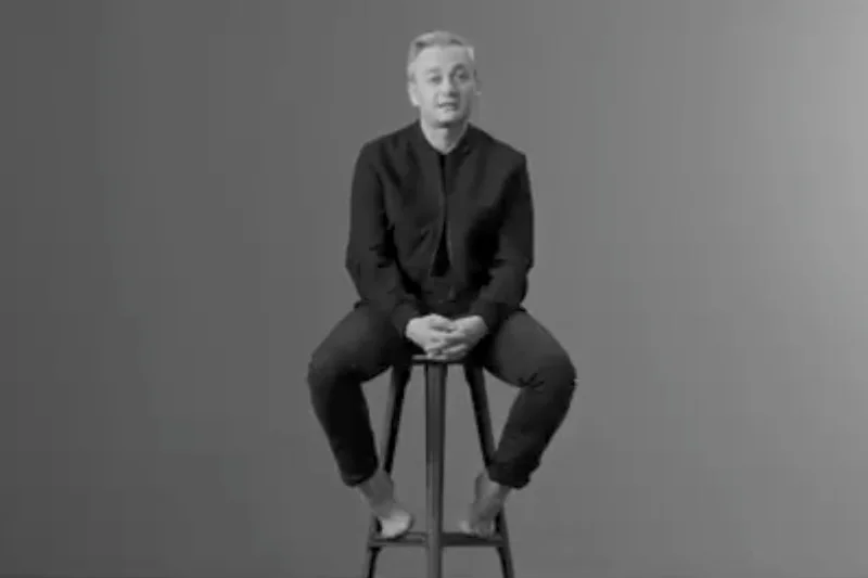 Robert Biedroń opowiada przed kamerą, jak matka zareagowała, gdy dowiedziała się, że jest gejem.
