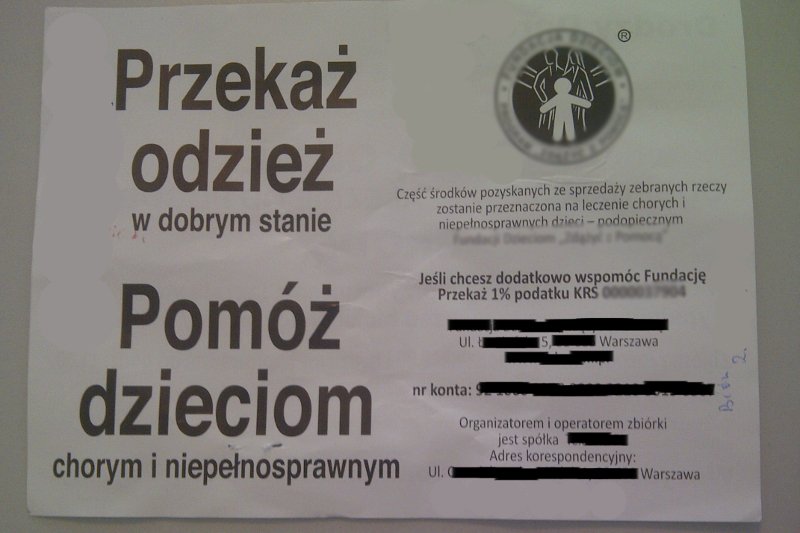 Tak wygląda ulotka zachęcająca do oddawania ubrań chorym dzieciom. Wielkimi literami - pomóż dzieciom, oddaj odzież. Małym druczkiem: tylko część środków zostanie przekazana potrzebującym
