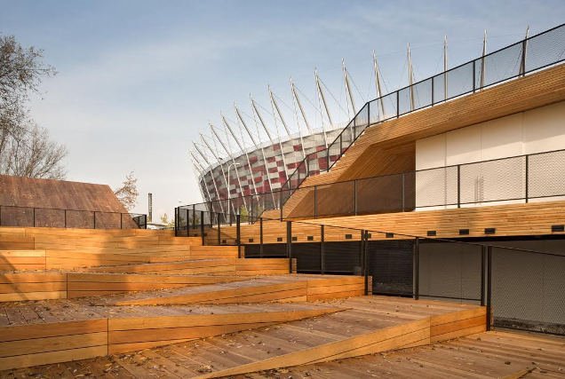 Pawilon Plażowy na praskim brzegu Wisły, w tle Stadion Narodowy