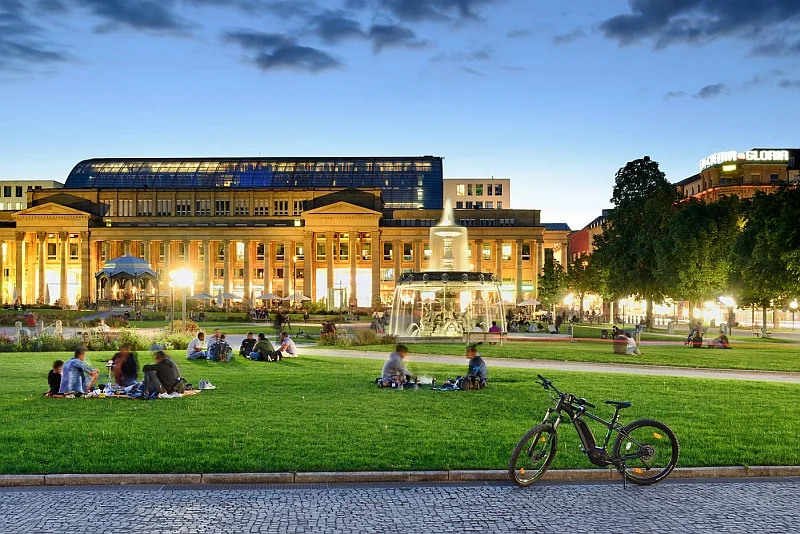W mieście Stuttgart parki i ogrody uformowane są w kształt litery "U"