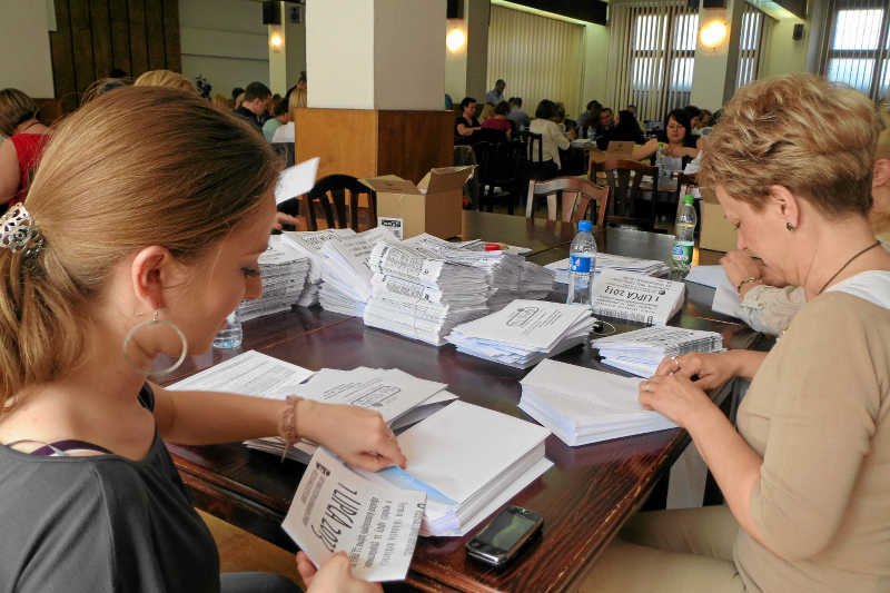Urzędniczki są dyskryminowane? Według NIK zarabiają mniej, bo takie wybrały studia.