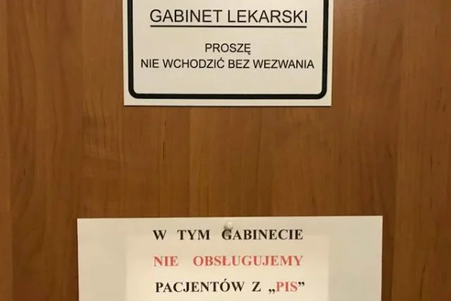 Ta kartka na drzwiach lekarskiego gabinetu wywołała w styczniu zamieszanie w całym kraju. Teraz w tej sprawie zapadła decyzja prokuratury.
