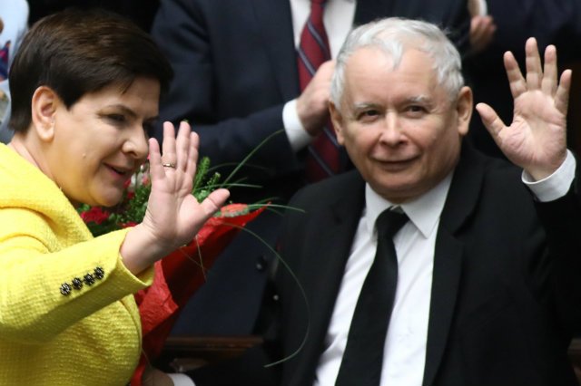 Prawicowi publicyści nie mogą przeboleć dymisji Beaty Szydło.