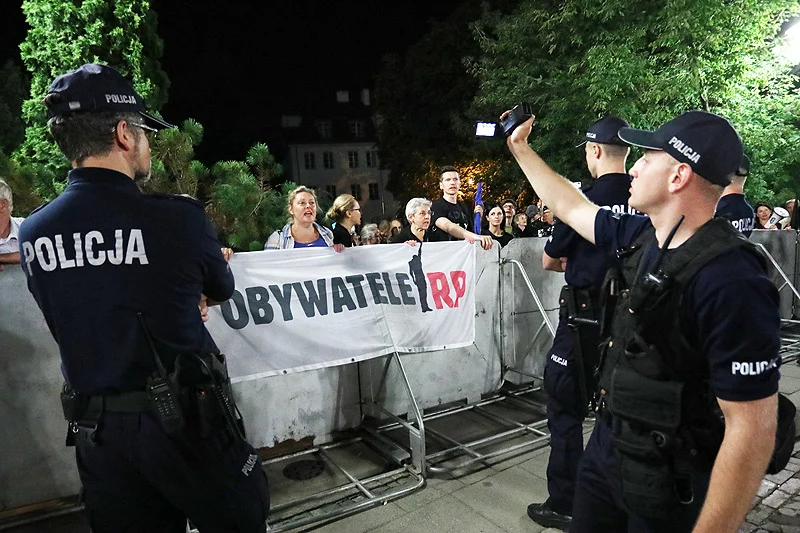 Działania policji wobec przeciwników PiS budzą wiele wątpliwości.