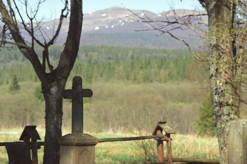 Cmentarz bojkowski w wyludnionej wsi Beniowa w Bieszczadach.