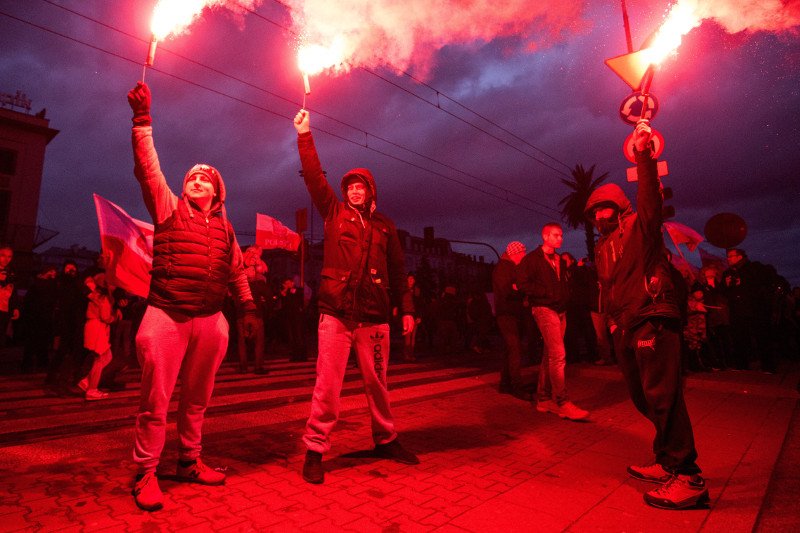 11 listopada nacjonaliści przeszli przez Warszawę i inne polskie miasta. Część z nich skandowała hasła faszystowskie i rasistowskie, w tym wzywające do przemocy wobec obcokrajowców.