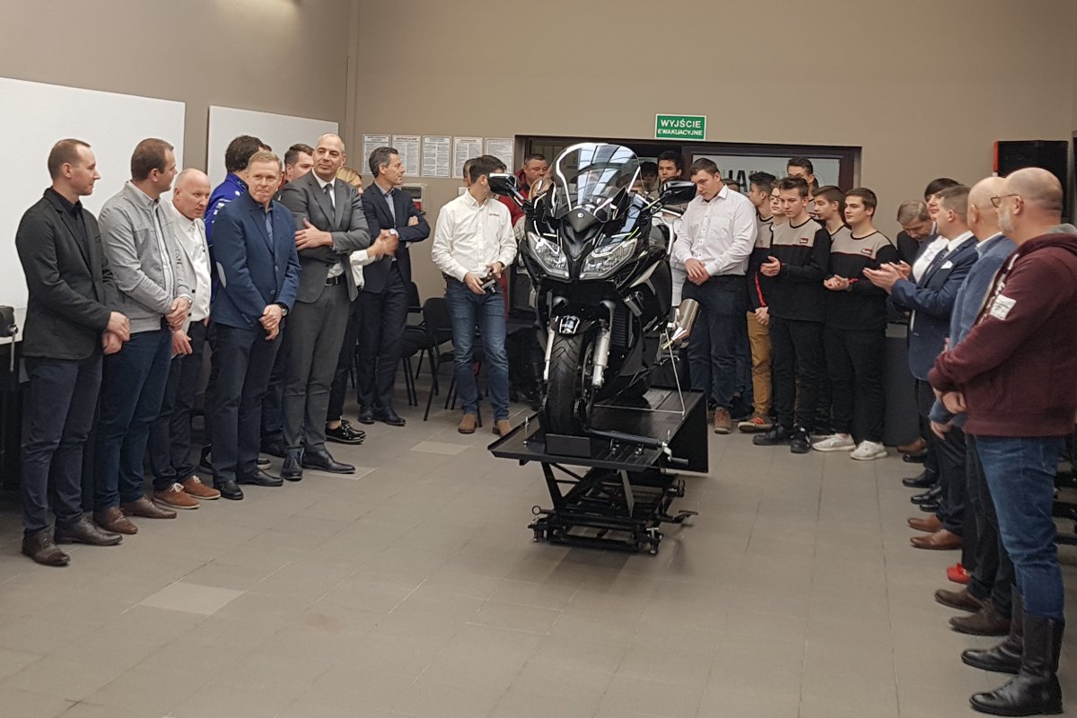 W Warszawie powstała klasa Yamahy. Samochodówka na Stawkach to czwarta w Polsce szkoła, gdzie są szkoleni przyszli mechanicy motocykli Yamaha.