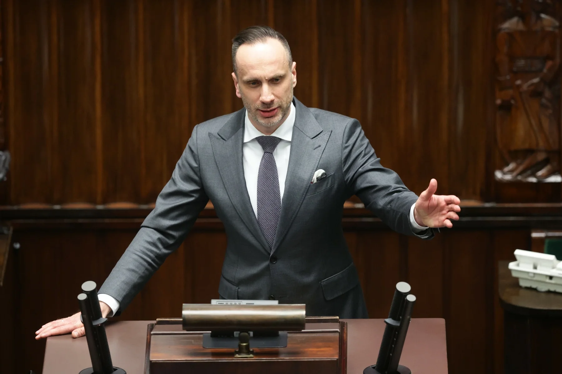 Awantura w Sejmie. Kowalski grzmiał ws. afery wokół najmłodszego posła.