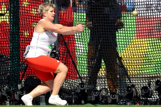 Anita Włodarczyk rzuca młotem firmy Polanik. Po sprzęt tej polskiej firmy sięgały wszystkie zawodniczki w turnieju.
