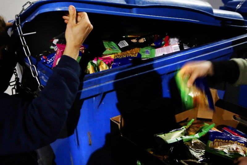 Wielkie sklepy pilnie strzegą śmietników, zazwyczaj żeby się tam dostać trzeba przeskakiwać ogrodzenie i uważać na czujny personel.
