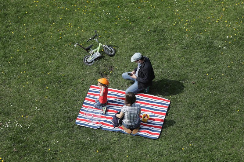 Epidemia nadal trwa, dlatego musimy zachowywać społeczny dystans i nie możemy zapominać o noszeniu maseczek w wyznaczonych miejscach np. w komunikacji miejskiej.