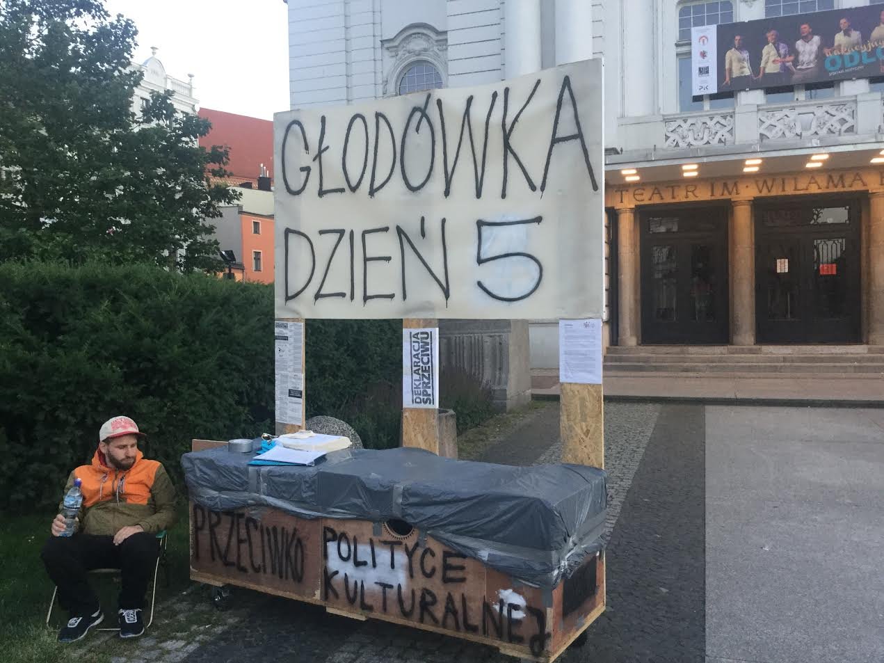 A. Pasożyt, protestujący artysta