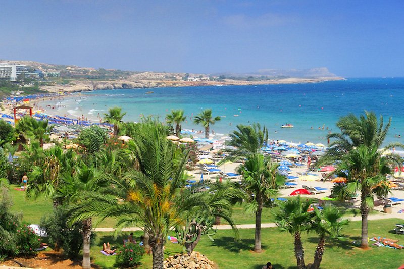 Na Cyprze wprowadzono nowe ograniczenia. Do końca roku będą zamknięte kościoły, galerie handlowe, kina.