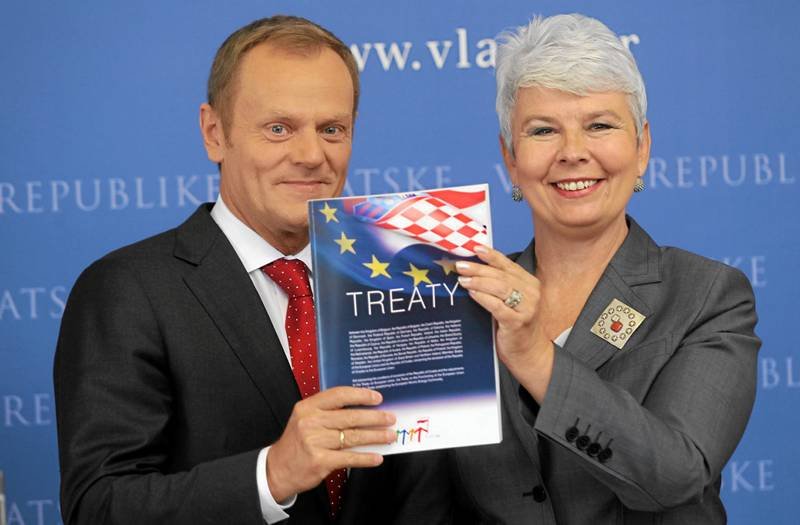 Premier Donald Tusk i premier Chorwacji Jadranka Kosor podczas przekazania tekstu traktatu o przystąpieniu Chorwacji do Unii Europejskiej.